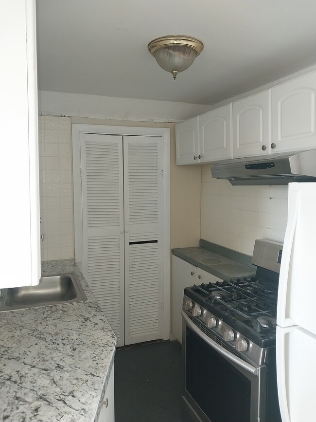 Building Photo - 454 Chatham St Unit apt2