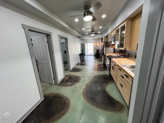 Building Photo - 3136 Hermina St