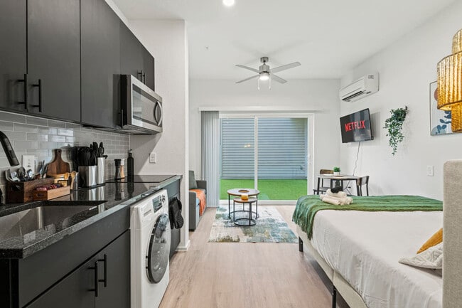 Building Photo - 596 W 9th St Unit ID1373718P