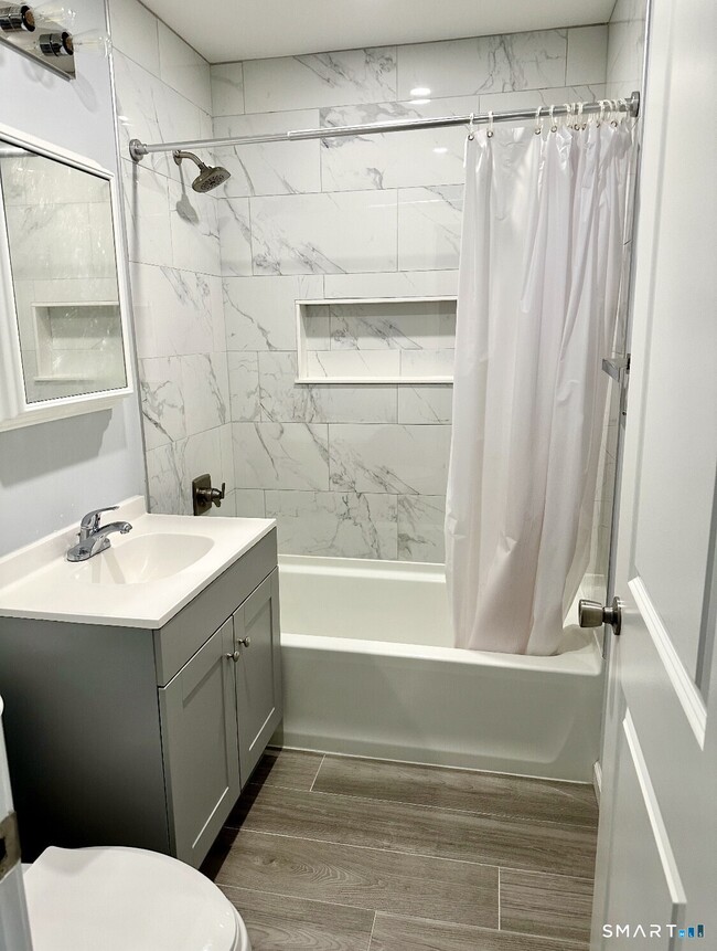 Photo - 126 Biruta St Unit B16