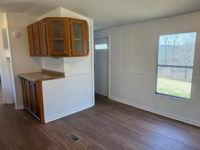 Photo - Single-wide manufactured home in Fairview, NC