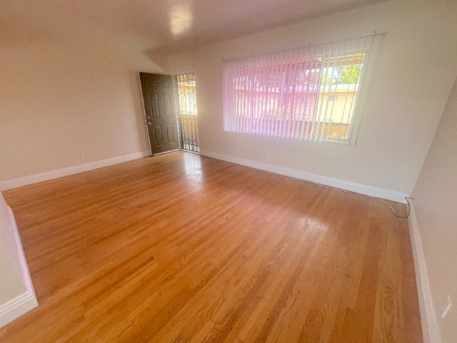 Photo - 515 W G St Apartamento