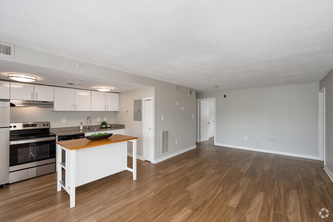 2BR, 1BA - 831SF - Kitchen/ Living Room