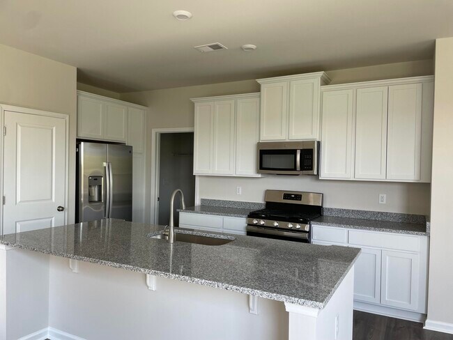 Photo - 634 Manitou Cir