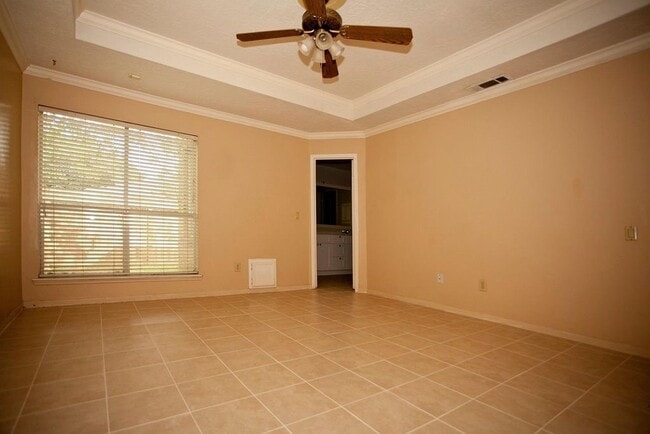 Photo - 6318 Crakston St