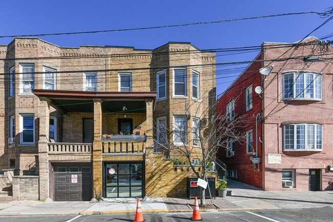 Building Photo - 1402 8th St Unit 2