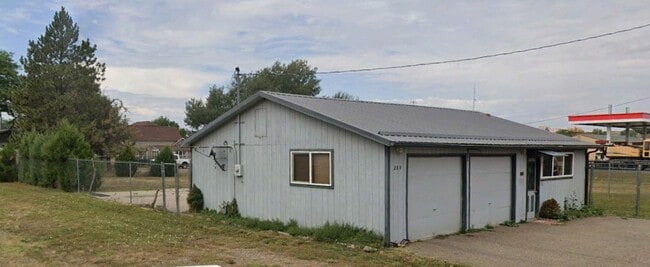 Building Photo - Small Living with Large Garage