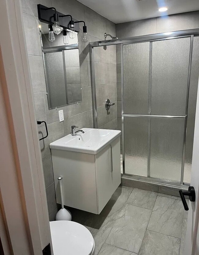 Building Photo - 19 Throop Ave Unit 2nd floor