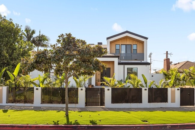 Building Photo - 212 W 64th St Unit A