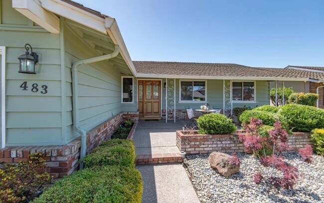 Photo - 483 Ontario Dr