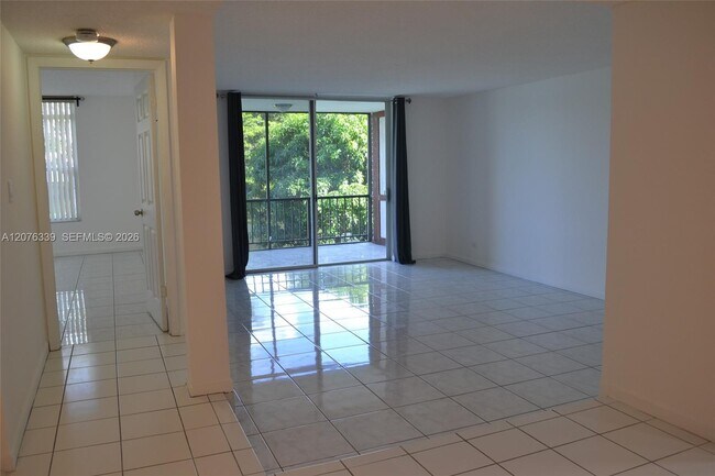 3670 Inverrary Dr Unit 2D