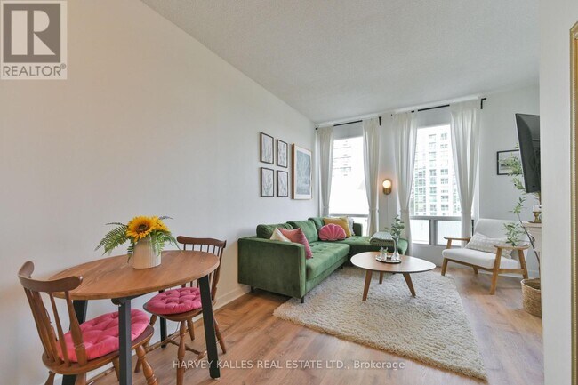 Photo - 85 Bloor St E Unité 1704