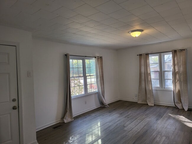 Photo - Conveniently located to UA, Mercedes and D...