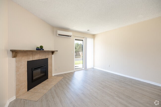 2BR, 2BA - 916SF - Living Room
