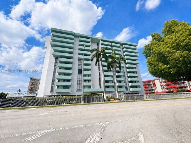 Building Photo - 1825 W 44th Pl Unit 501