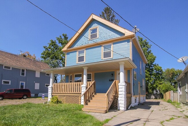 Building Photo - Must See!! Renovated Spacious Single Famil...