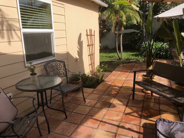 Front of Guest House - 11275 La Maida St Unit No Ho Guest House