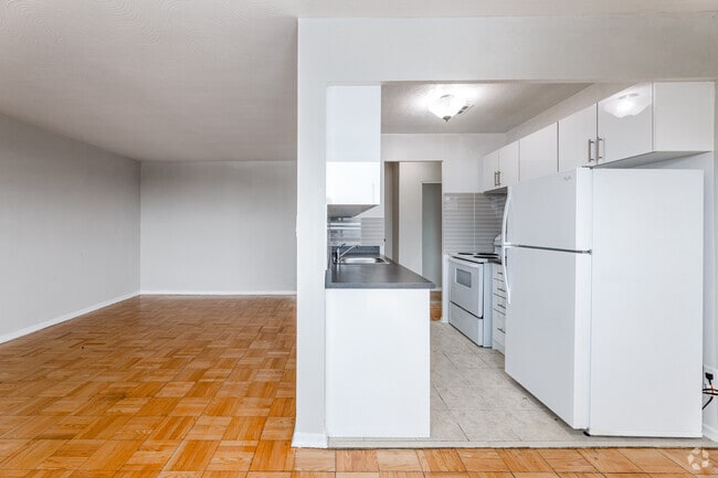 1BR, 1BA - 717 SF - Kitchen/Living Room