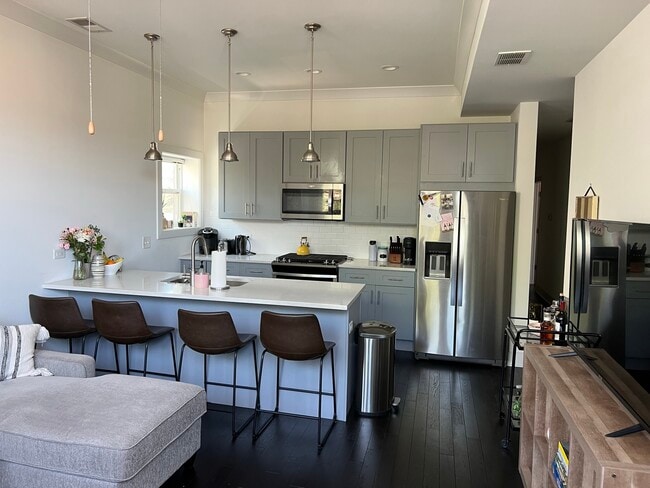 Building Photo - 161 W Schiller St Unit 4