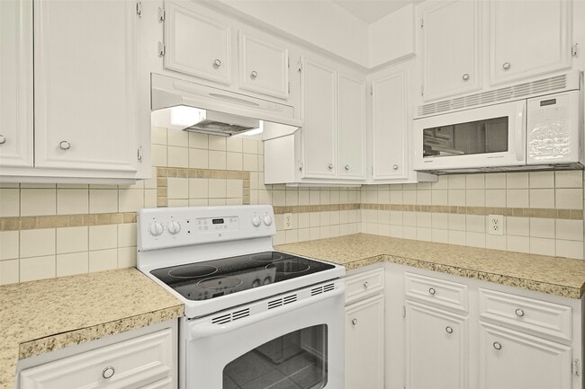 Photo - 2003 Kingsway Dr