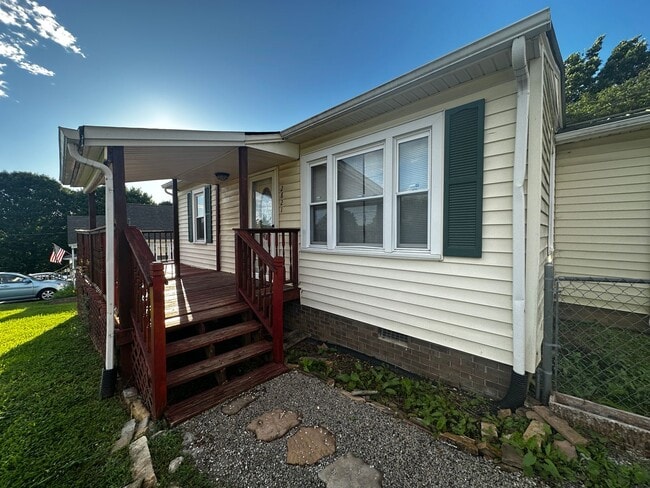 Building Photo - Two Bedroom-One Bath for rent in Morristown