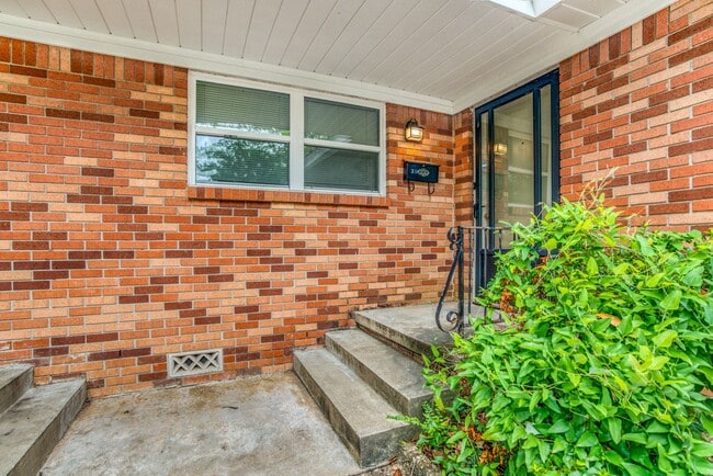 Building Photo - Adorable Midtown Duplex Rental