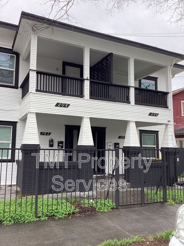 Building Photo - 204 W Oak St Rental