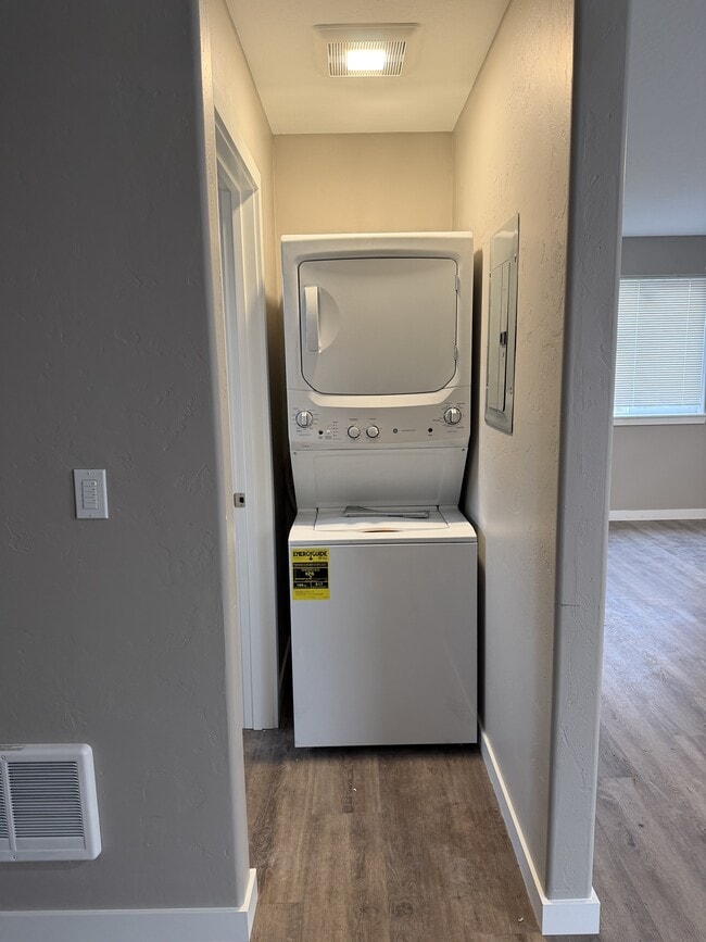 Photo - 1525 Baker St NE