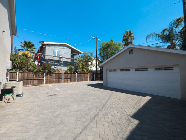Garage - 5640 Craner Ave