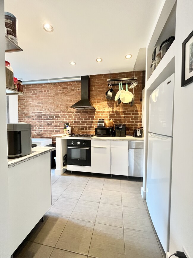 Building Photo - 5 Braemore Rd Unit 17