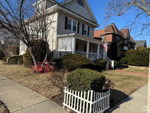 Building Photo - 183 Roslyn Rd Unit 1 Rental