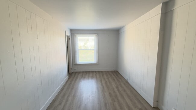 Photo - 2-4587 Mallette Crescent Unit 2 - 4585