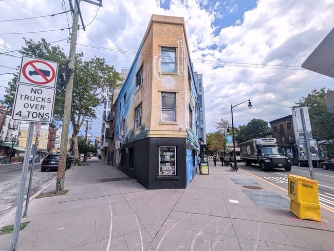 Building Photo - 335 3rd St Unit 2