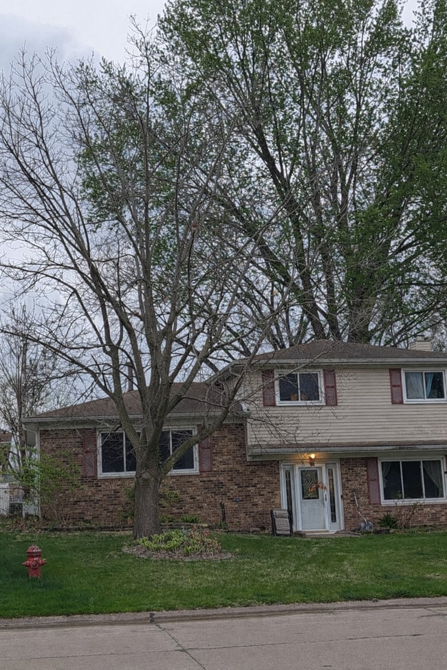 Photo - 4 Bedroom East Moline Home with Space Style and Comfort!