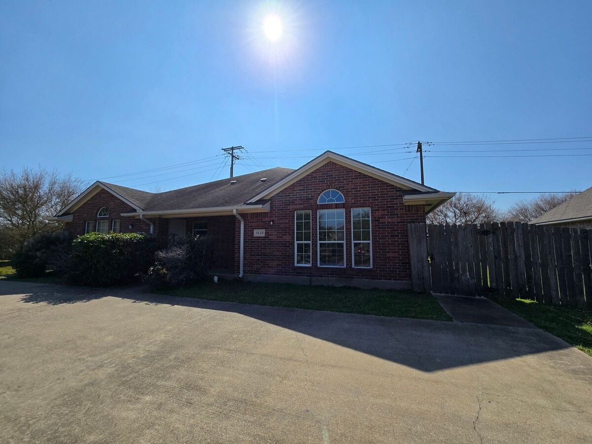 Photo - College Station - 3 bedroom / 3 bath - duplex with fenced yard and washer/dryer.