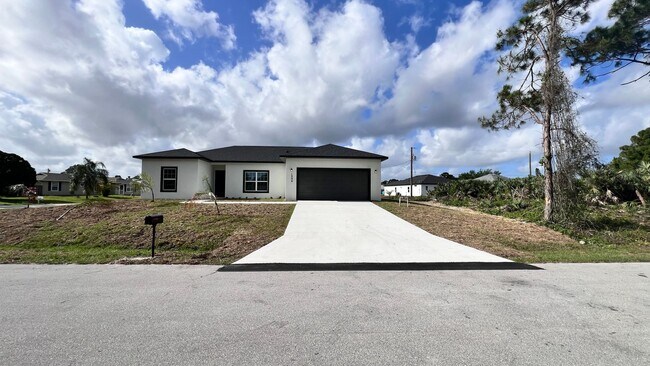 Photo - Stunning BRAND NEW UPGRADED 3 Bedroom / 2 ...