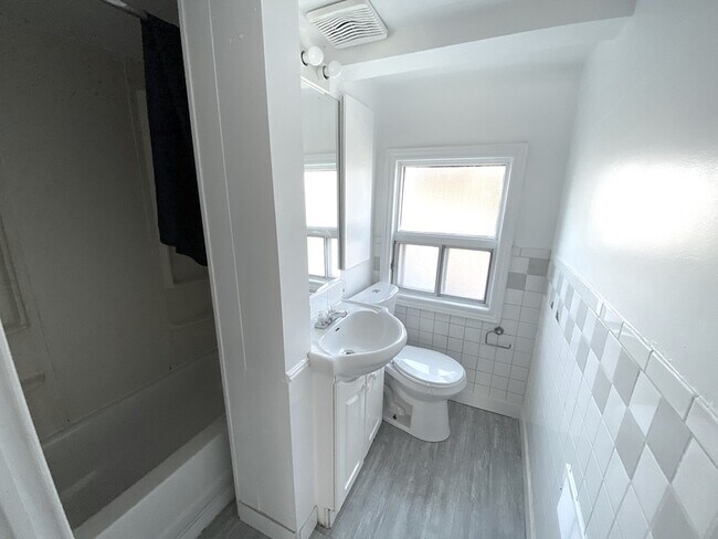 Photo - 485 Fennell Ave E Unit 3