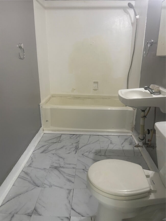 Photo - 715 W 4th St