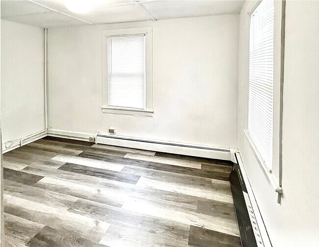 Photo - 4 Schoolhouse Ln