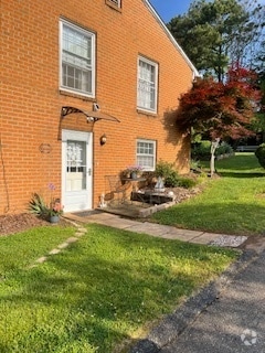 Building Photo - 220 Pearson Dr Unit Peaceful and Private Rental
