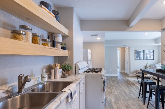 The Six on 6th | 2nd Floor - The Six on 6th | 2nd Floor Apartment Unit 611 Allison ave- 3