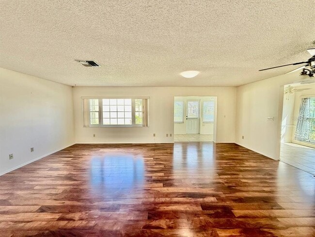 Photo - 940 Rosewood Ln