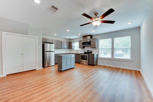 Photo - 8635 Sunderland Rd