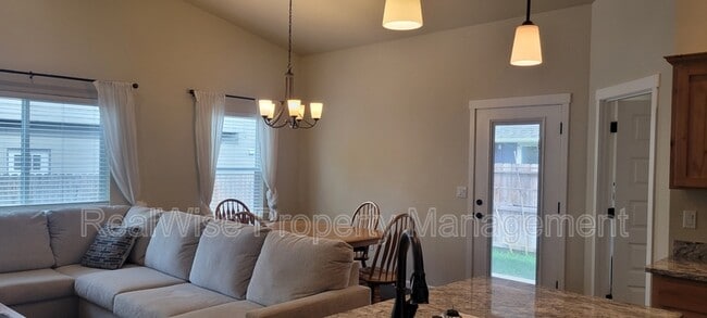 Photo - 108 SW Little Meadow Ln