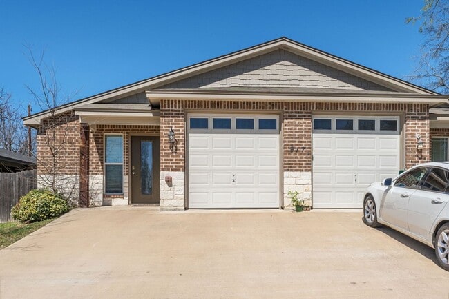 Building Photo - HH917 Ramblewood Unit B