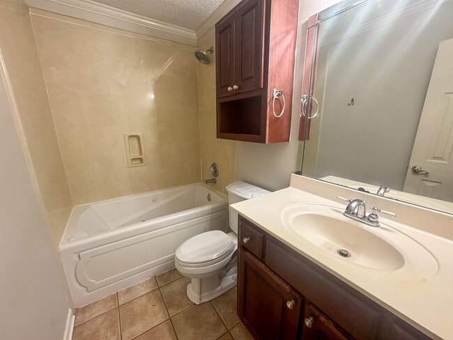 880 Hunters Retreat Dr