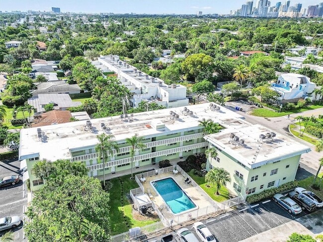 Building Photo - 1900 NE 8th Ct Unit 302