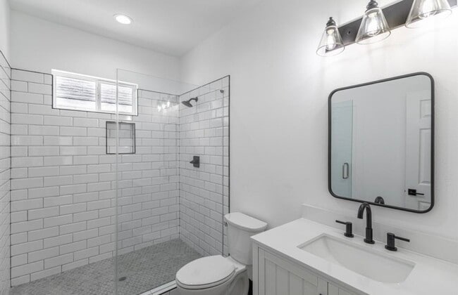 Photo - 409 Winnie St