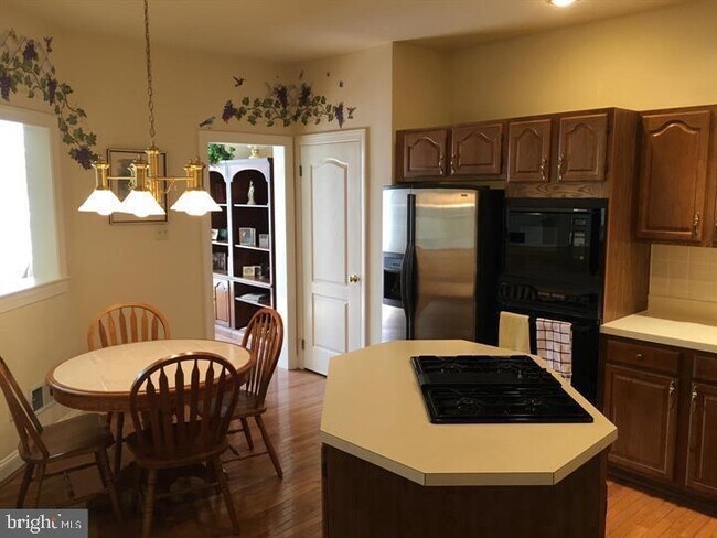 Photo - 185 Daylesford Blvd