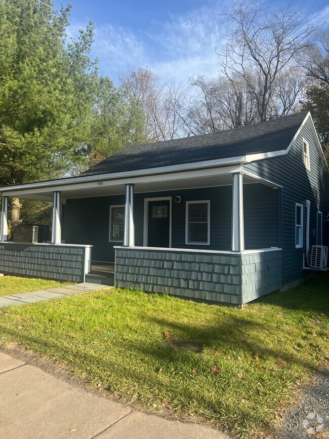 Building Photo - 572 Main St Rental